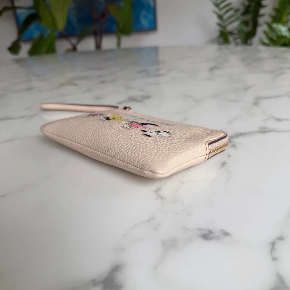 Coach X Peanuts Corner Zip Wristlet With Snoopy And Friends Motif CF213 Ivory - Picture 7 of 11